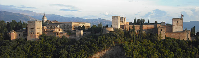 Alhambra de Granada. Fuente: https://upload.wikimedia.org/wikipedia/commons/thumb/9/9c/Panoramica_de_la_Alhambra_de_Granada.jpg/640px-Panoramica_de_la_Alhambra_de_Granada.jpg